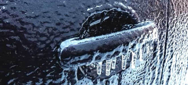 Примерзли двери в машине, как попасть в салон?