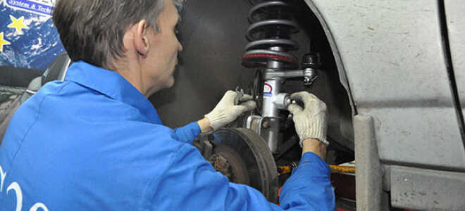 Почему стучит амортизатор?