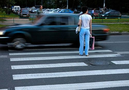автомобиль не пропускает пешехода на переходе