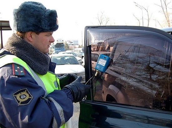инспектор ГАИ проверяет тонировку