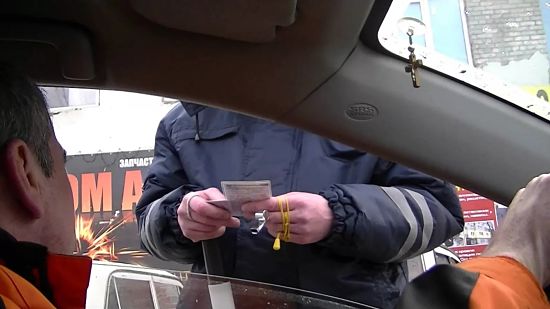 инспектор ГИБДД проверяет документы