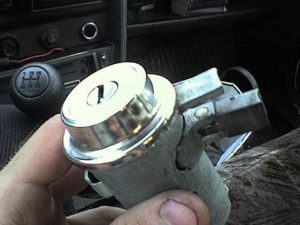 Снять замок зажигания на ВАЗ-2106