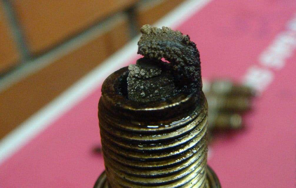 свеча зажигания в масле