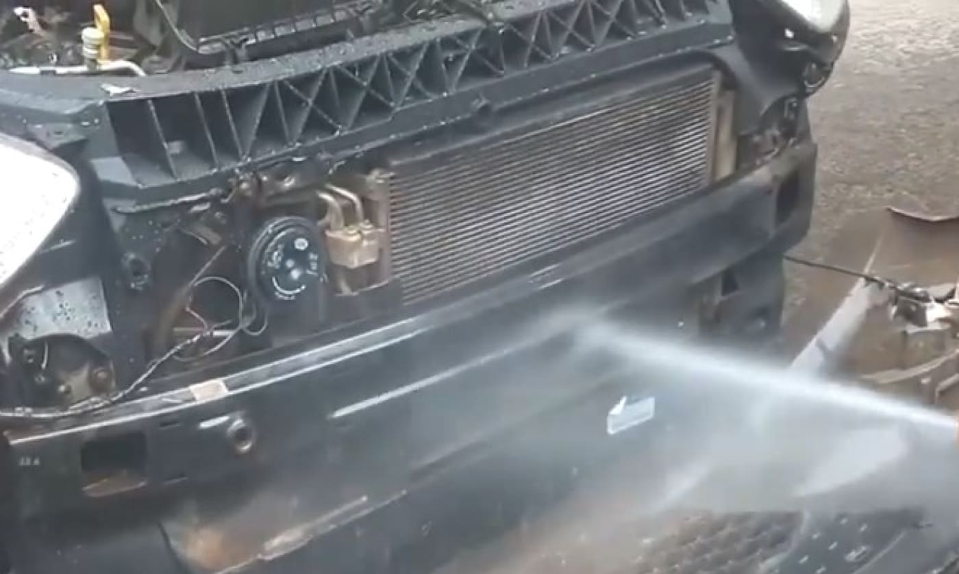 промывка радиатора под струей воды