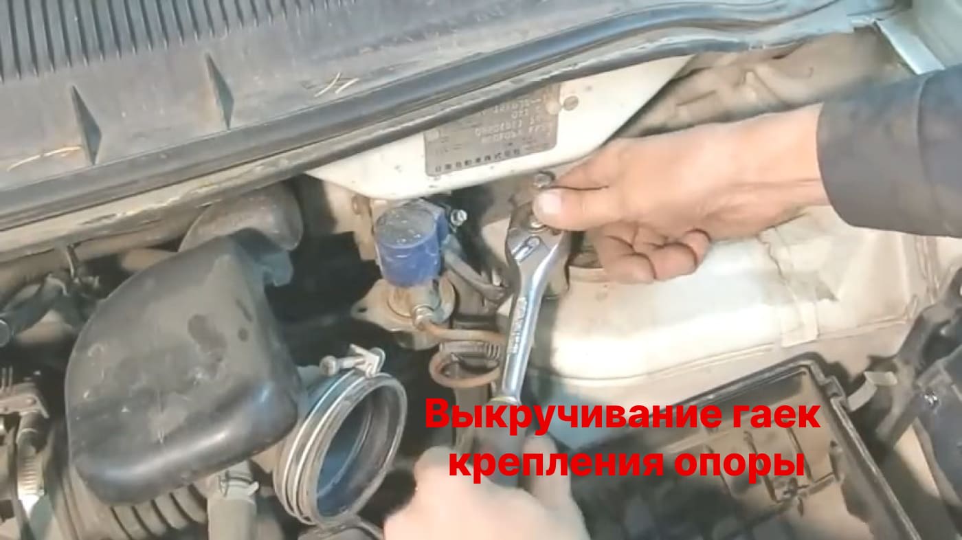 выкручивание гаек крепления опоры