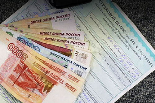 банкноты и полис ОСАГО